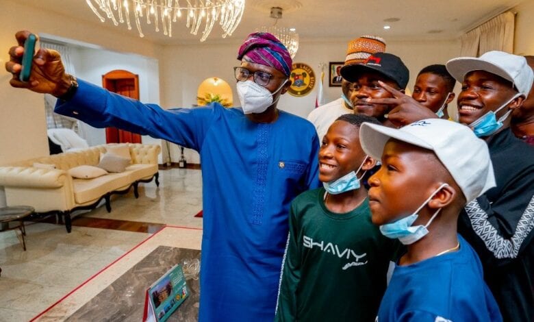 Sanwo-Olu with Ikorodu Boys