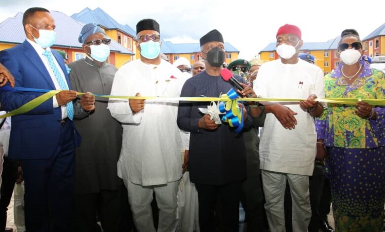 Buhari Commissions police barracks