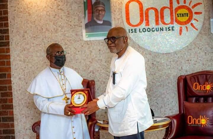 Akeredolu presenting gift to the Methodist Prelate