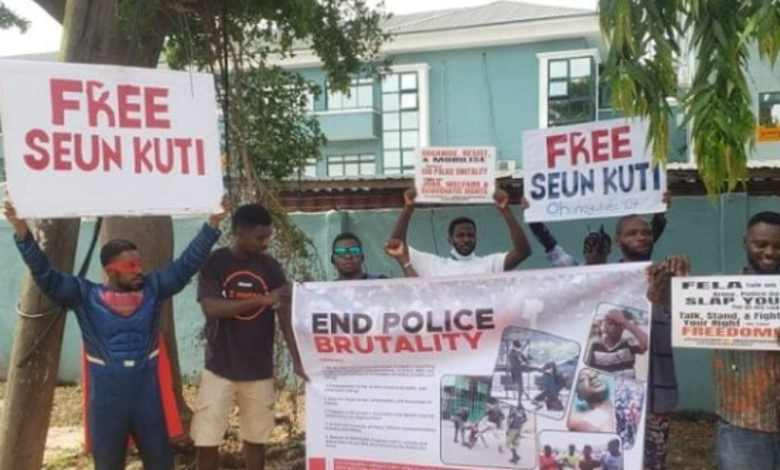 Assault: Seun Kuti’s fans storm court, demand his immediate release